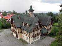 budova-so-štruktúrovanou-strechou_w200